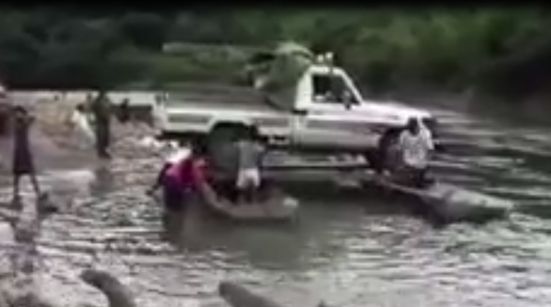 Đỉnh cao offroad: Dùng bè đưa ô tô vượt sông