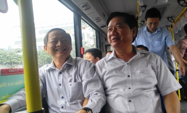 Khai trương tuyến xe buýt '5 sao' nối sân bay Tân Sơn Nhất