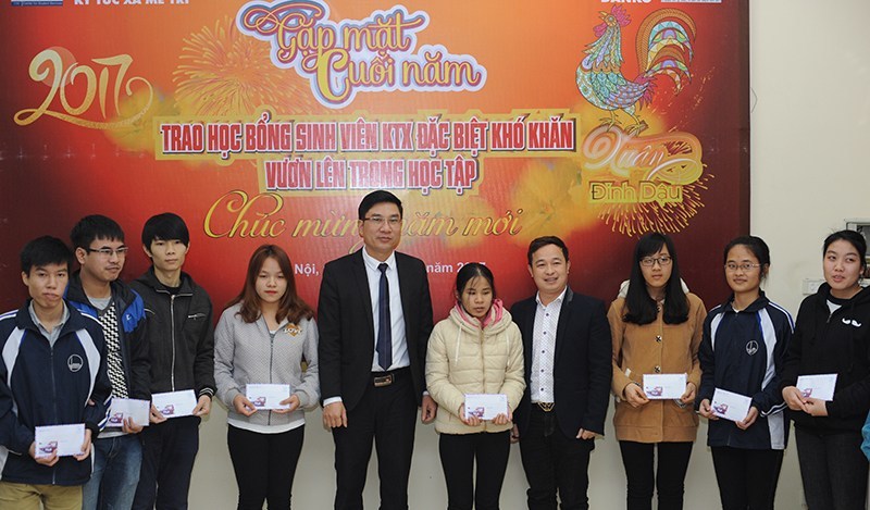Cựu sinh viên KTX Mễ Trì hỗ trợ sinh viên nội trú
