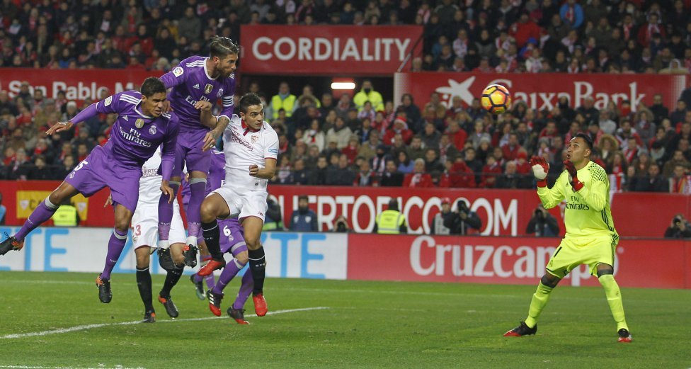 Ramos đốt lưới nhà, Real phơi áo trước Sevilla