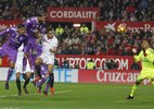 Ramos đốt lưới nhà, Real phơi áo trước Sevilla