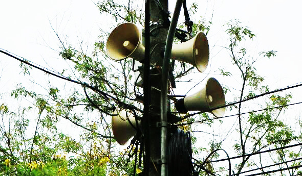 Cô bé 10 tuổi nhờ loa phường khuyên bố mẹ xé đơn ly hôn