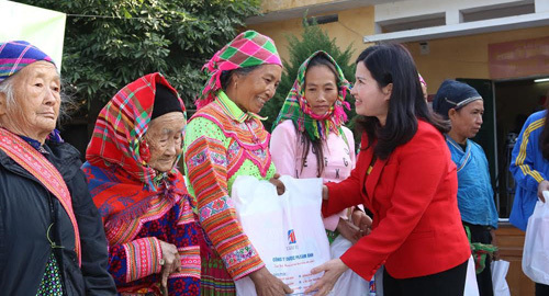 Tâm Bình tặng quà Tết cho người nghèo