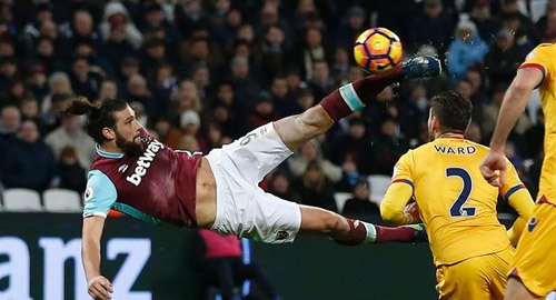 Những pha ghi bàn ấn tượng nhất vòng 21 Premier League