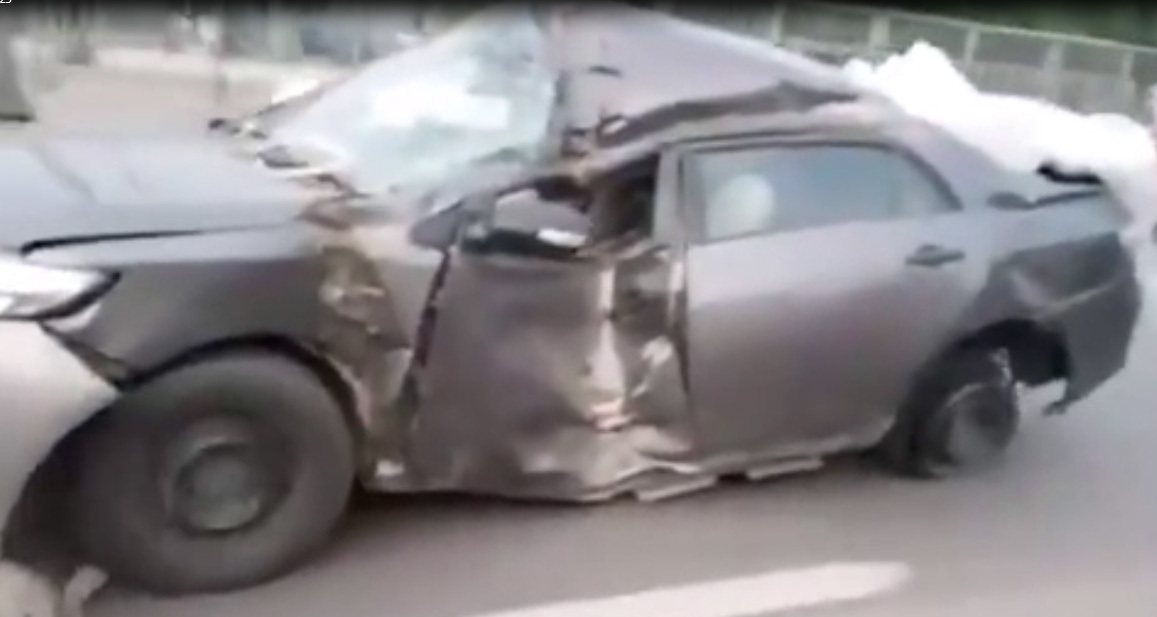 Clip: Lốp rơi, mình tan nát xe hơi vẫn hiên ngang chạy giữa đường