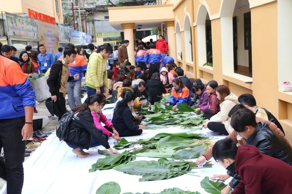 “Tấm bánh nghĩa tình” ấm tình thương Tết 2017