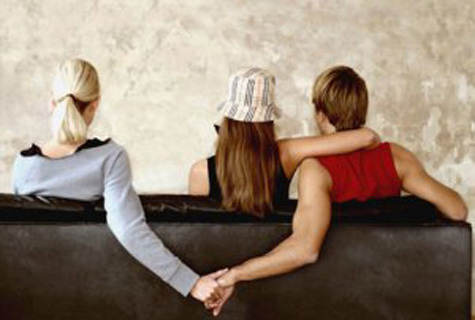 Chiến thuật 'sói gửi chân' vào nhà cô hàng xóm trẻ của chồng