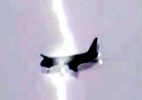 Máy bay Boeing bị sét đánh kinh hoàng giữa trời