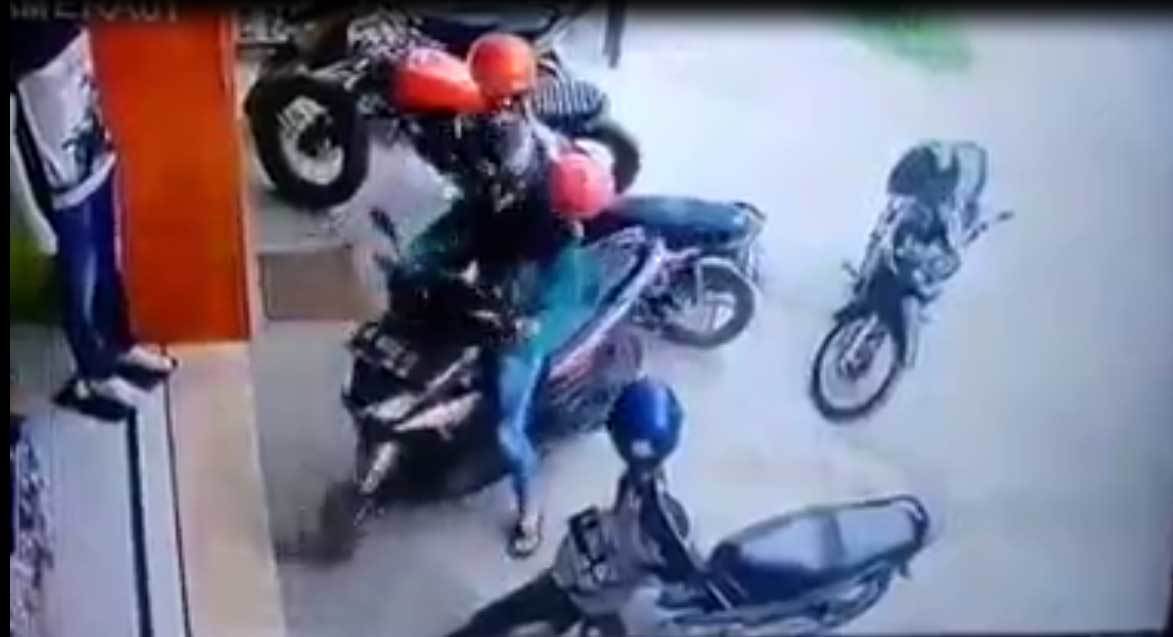 Pha lùi xe của người phụ nữ khiến người xem không tin vào mắt mình