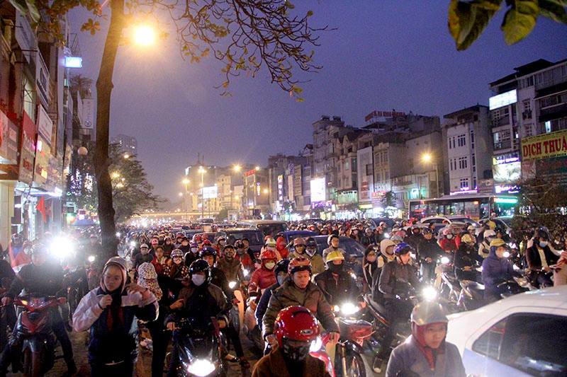 Hà Nội: Mịt mờ đường về nhà, xa quá xa vì tắc