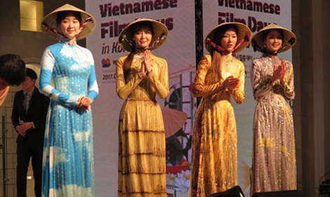 Người đẹp Hàn Quốc thích thú diện áo dài Việt Nam