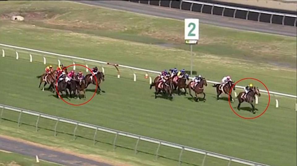 Kỵ sĩ chặn đối thủ để bạn gái về đích trước