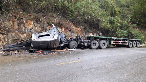 Hòa Bình: Xe container vỡ vụn sau tai nạn