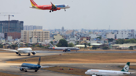 Máy bay ngập trên không và đường băng tại Tân Sơn Nhất