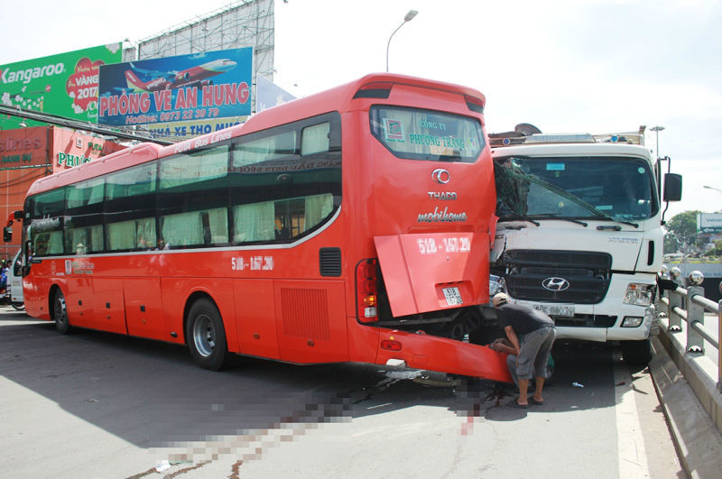 Phụ lái hãng Phương Trang bị đâm tử vong khi ra tín hiệu lùi xe