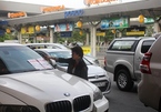 Khóa bánh xe sang BMW "chây ì" trong sân bay Tân Sơn Nhất