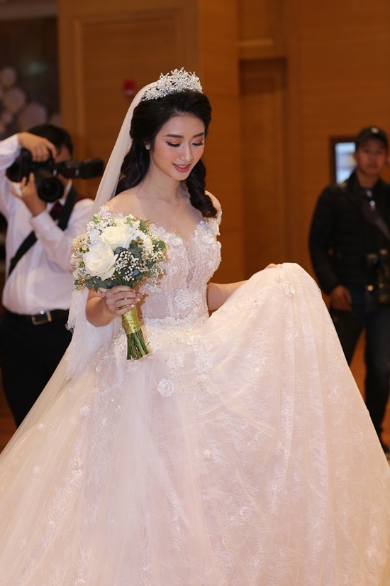 Hậu trường Chung Thanh Phong làm váy cưới cho Minh Hằng