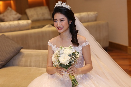 Đại gia hơn 19 tuổi tặng váy cưới nửa tỷ cho Hoa hậu Thu Ngân