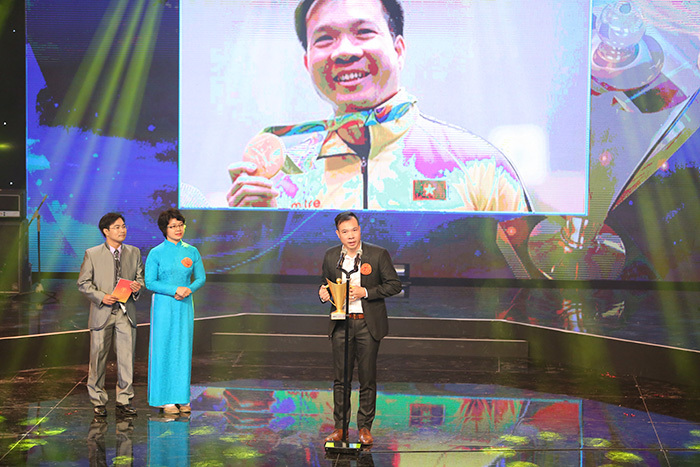 Xạ thủ Hoàng Xuân Vinh giành cúp Chiến thắng 2016