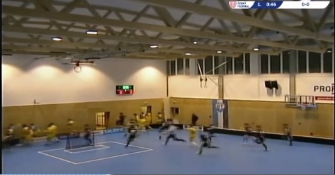 Hàng chục cầu thủ thoát chết trước khi mái che SVĐ đổ sập