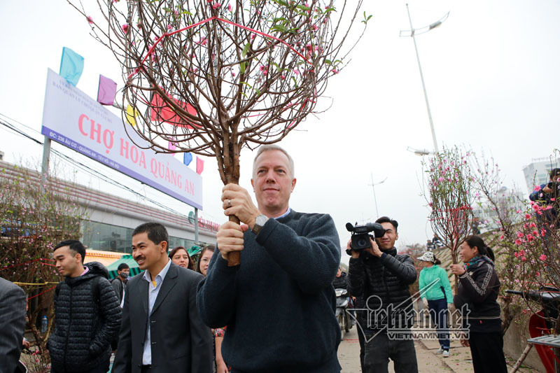 Đại sứ Mỹ hân hoan vác đào ở chợ hoa Hà Nội