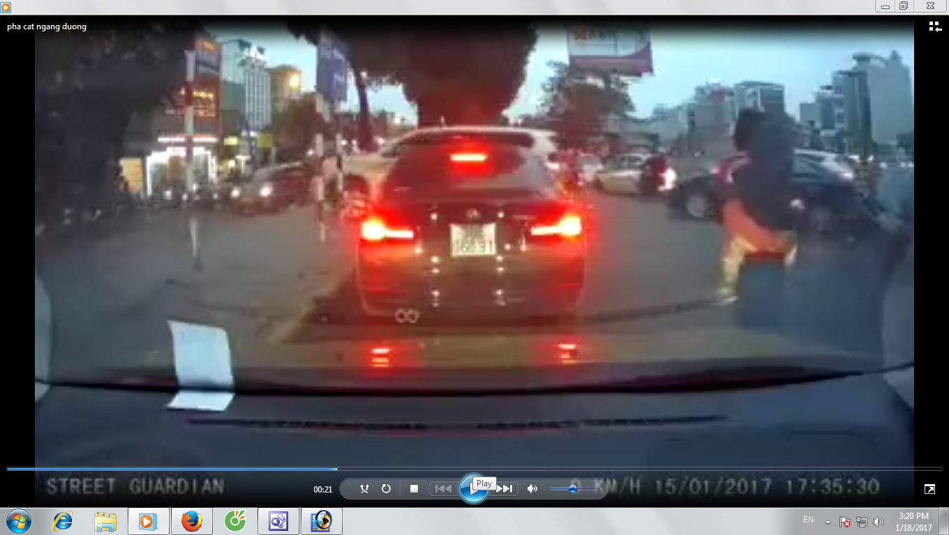 Pha cắt ngang đường, vượt cả dải phân cách của xe 7 chỗ