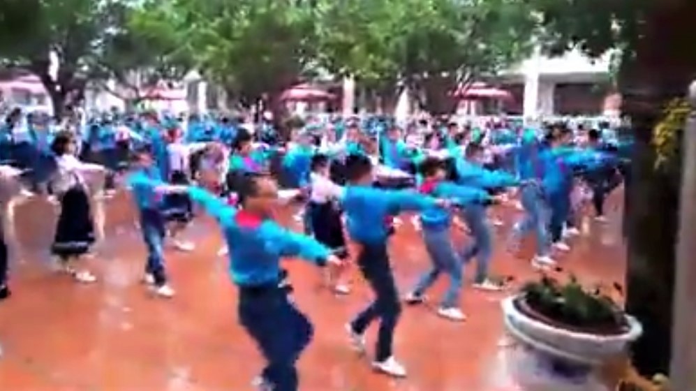 Học sinh tiểu học nhảy Cha Cha Cha đẹp mắt trên sân trường