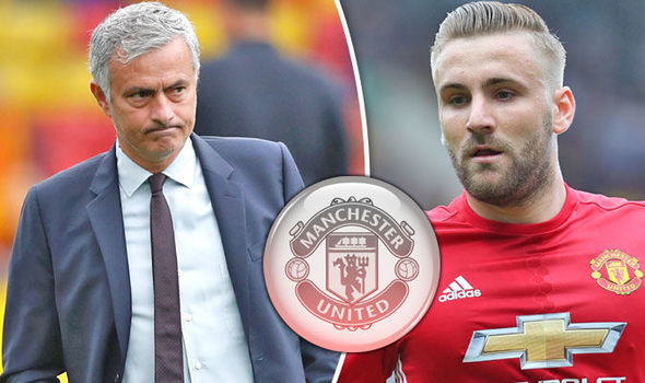 Mourinho thẳng tay đuổi 2 