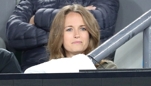 Vợ xinh tiếp lửa, Murray