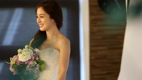 Váy cưới của Song Hye Kyo và Kim Tae Hee Người chi tiền tỉ người tự thiết  kế  Tinmoi