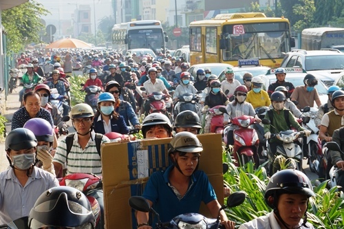 Đường nhánh vào sân bay Tân Sơn Nhất tê liệt nhiều giờ