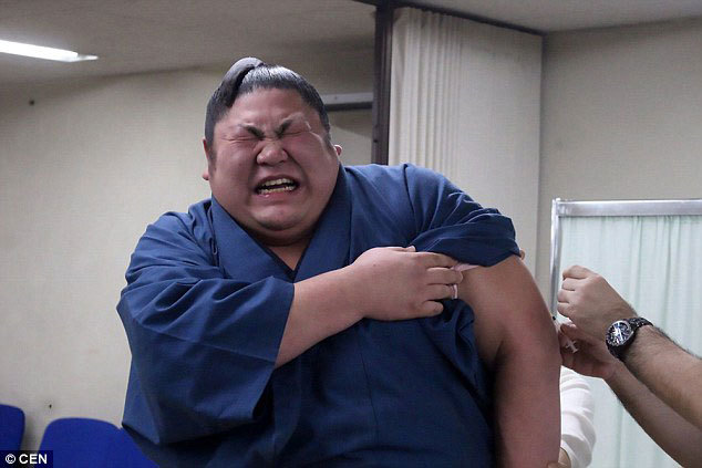 Võ sĩ sumo mếu máo khi bị tiêm