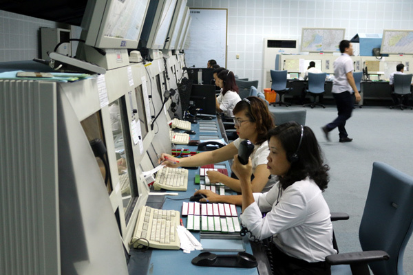 CSGT kiểm soát vùng trời, căng mắt phân luồng máy bay