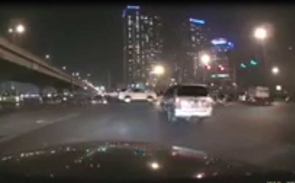 Ô tô thong thả vượt đèn đỏ