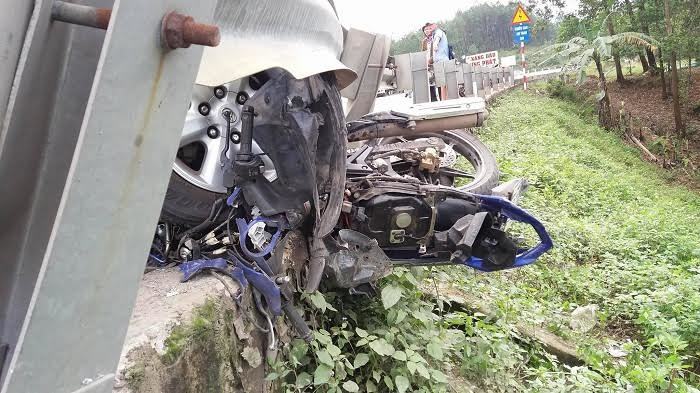 Huế: Nam thanh niên cùng mẹ chết thảm dưới gầm ô tô