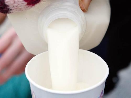 Áp trần giá sữa cho trẻ dưới 6 tuổi đến hết tháng 3/2017