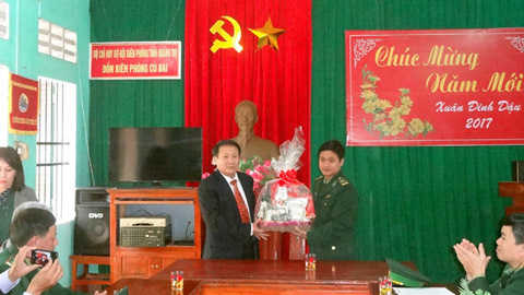 Tết sớm ở đồn biên phòng Cù Bai