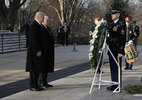 Trump đặt vòng hoa tại nghĩa trang Arlington