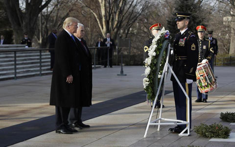 Trump đặt vòng hoa tại nghĩa trang Arlington