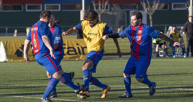 Huyền thoại cải trang đá bóng khiến phóng viên ngã ngửa