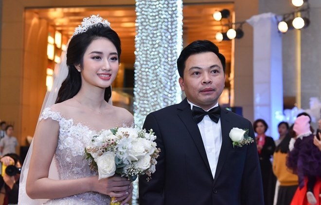 Ngắm vẻ đẹp cô vợ Hoa hậu của bầu Phương