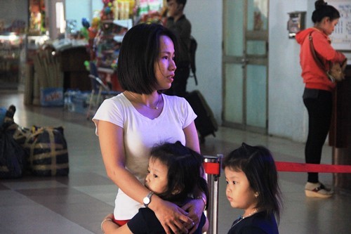Kẹt xe, hành khách bật khóc giữa ga Sài Gòn vì trễ tàu về Tết