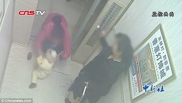 Giận nhau với chồng, bỏ con còn ẵm ngửa trong thang máy