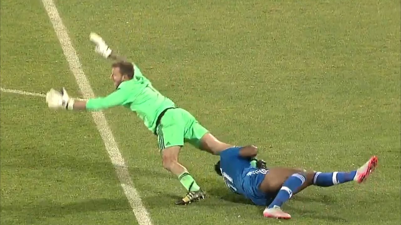 Những tình huống hài hước nhất trên sân cỏ