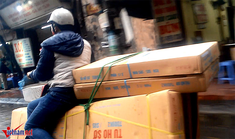 Xe hàng cao ngút, chao đảo trên đường Hà Nội