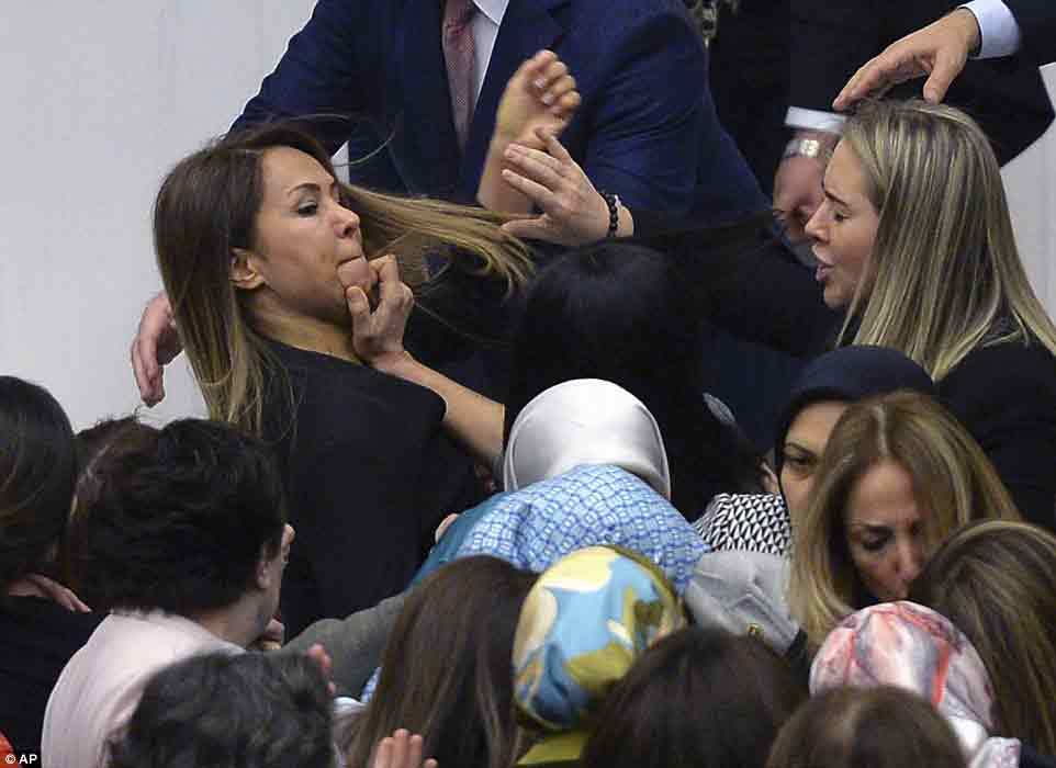 Nữ nghị sĩ Thổ Nhĩ Kỳ cào cấu nhau giữa quốc hội