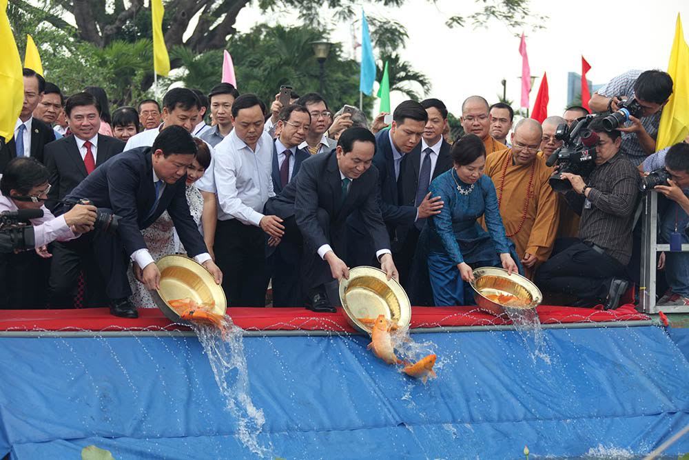 Chủ tịch nước thả cá chép tiễn ông Táo trên sông Sài Gòn