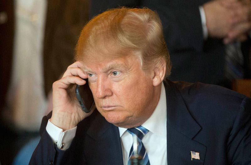Donald Trump bị buộc phải đổi điện thoại trước lễ nhậm chức