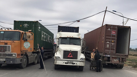 CSGT chống dây điện 2 tiếng giữa đường cho ô tô đi qua