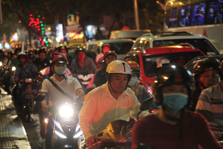 Trung tâm Sài Gòn kẹt cứng, người dân vật vã tìm đường về